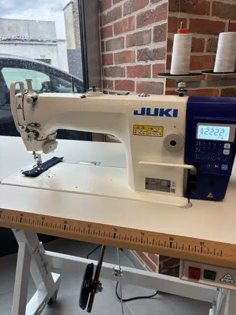 Machine à coudre industrielle JUKI DDL-7000AS Piqueuse JUKI DDL-7000AS-7 coupe-fil automatique Piqueuse industrielle JUKI Direct Drive Machine à coudre professionnelle JUKI tissus légers moyens