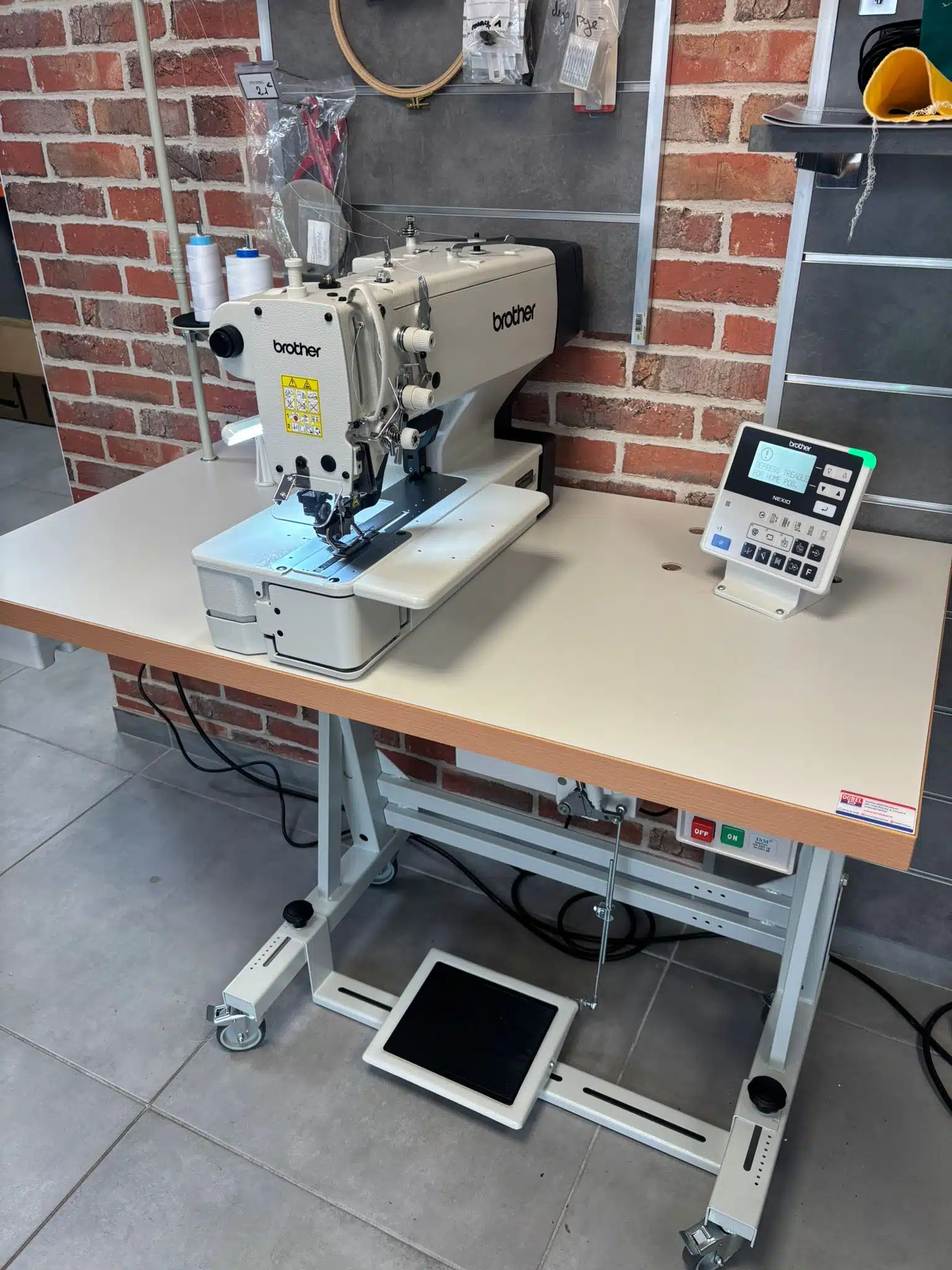 brother he-800c boutonnière (1)