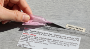 Déchirure papier de soie le long couture jersey